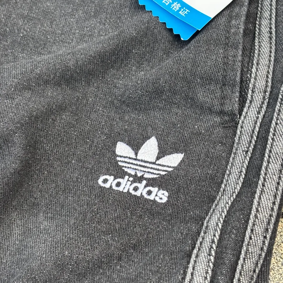 𝟭𝟬𝟰𝟵𝟲# Exclusive real shot/difference between various stolen pictures and online version on the market [𝗮𝗱𝗶𝗱𝗮𝘀 Clover three-stripe workwear embroidery𝗹𝗼𝗴𝗼 jeans] Retro cool ceiling, one pant to confer gods/Versatile men and women Same Style ✅Full set of 1:1 customized accessories ➕Customized three-label ➕𝗬𝘂𝗮𝗻 version hangtag ➕𝗹𝗼𝗴𝗼 packaging bag🔥 ➕Scan the tag to enter the official website. ✅Top Original version, ins Xiaohongshu Getwu Kuaishou and many bloggers wear it. 💥 Weld sports genes and workwear aesthetics together! This pair of clover pants can be worn all year round. ✅ Classic clover is full of DNA. The iconic three stripes + White clover logo on the side are full of retro feeling and full of recognition. At a glance, you can see the high-end feeling of Adidas, and the trendy identity is directly sealed. ✅ Workwear + denim double buff superposition, heavy denim fabric + three-dimensional large pocket workwear design, stiff and stylish without collapse, Wear-Resistant, with a retro feel as you wear it, and an American street feel. ✅ The fairy wide-leg version, the king of hiding fat and slimming. High waist + slightly wide straight cut, perfectly modify the leg shape, pear-shaped body, thick legs stars are directly welded to the body! Your legs will become 30 to 70 minutes longer in seconds, and you will feel relaxed when walking. ✅ Full of details, high quality, neat open stitching, three-dimensional multi-pocket design, practical and stylish; complete original tags, restored Authentic details, full of upper body comfort, suitable for daily commuting, going out on the street, and going out on the street. ⭕The high version of the best products🐮is different from the junk products in the market🗯️The same picture but different prices means different versions. ❌Don’t be fooled by the same copywriters and pirated pictures from outside that mix and distribute high-luxury pictures at low prices. After comparing the quality, you will know where the gap is. Don’t lie. I don’t guarantee that my products are the cheapest, but I definitely guarantee that they are worth every penny of your hard-earned money! ‼ ️We don’t slash prices or lower prices, we supply products with heart and only make high-end versions!!! Breasts Jimei must see the details of my home clearly, the pictures of my home are all taken by the owner himself❤️ Color: Black Size: S-2XL